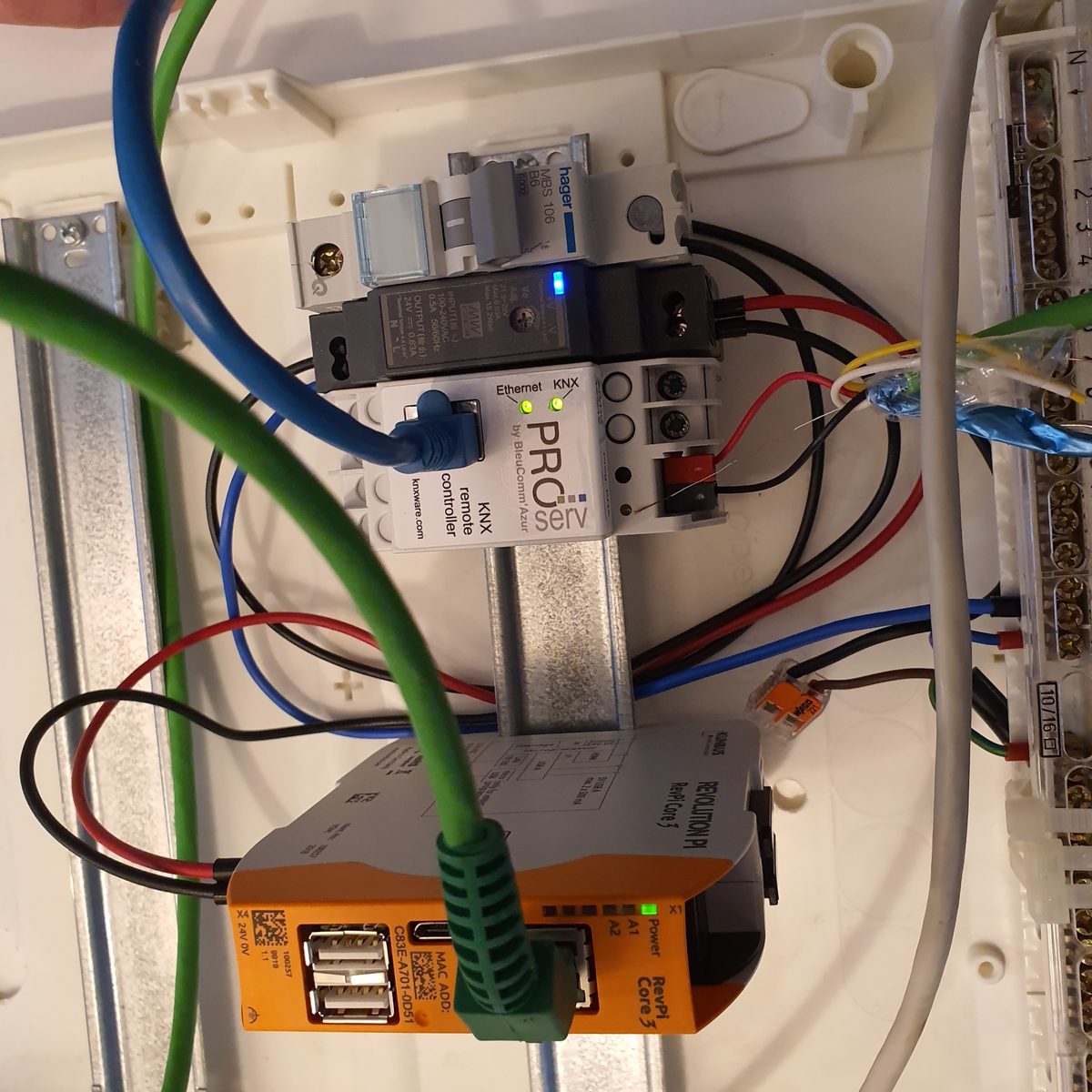 Echte KNX-Hardware auf der Werkbank